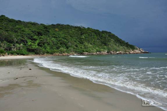 A isolada praia de Naufragados, no extremo sul de Florianópolis, Ilha de Santa Catarina
